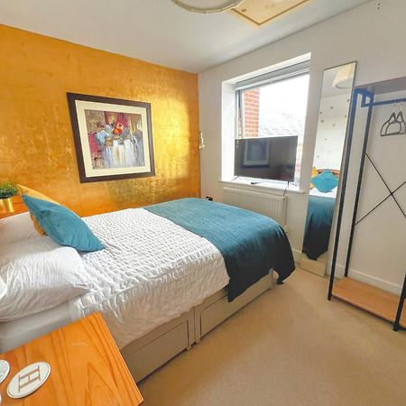 Gold Penthouse Room 5Min To Basingstoke Hospital Exterior foto