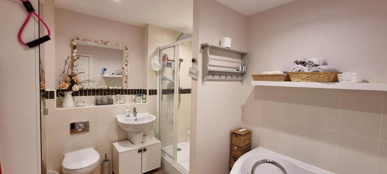 Gold Penthouse Room 5Min To Basingstoke Hospital Exterior foto