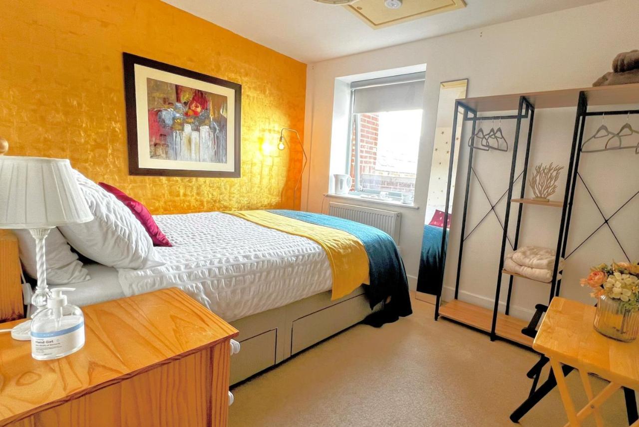 Gold Penthouse Room 5Min To Basingstoke Hospital Exterior foto